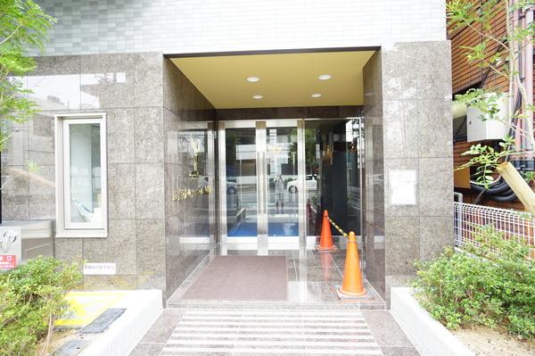 ロイヤルクィーンズパーク吹田片山町 エントランス