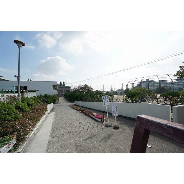 吹田市立片山中学校：374m