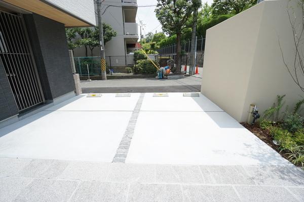 エミージュ千里（208） 駐車場