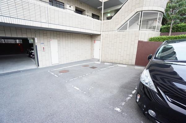 ニューラフィーネ千里山 駐車場