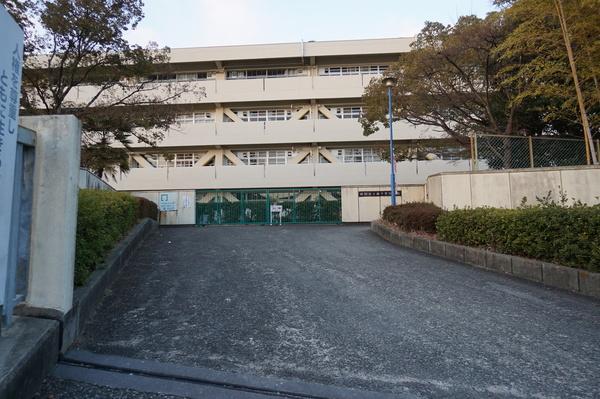 吹田市立南千里中学校：1557m