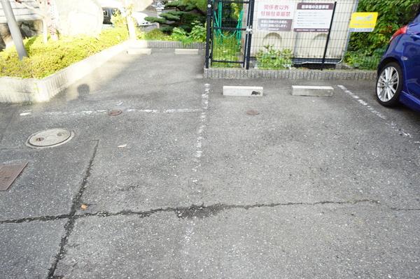 ジュネス・ブランドール 駐車場