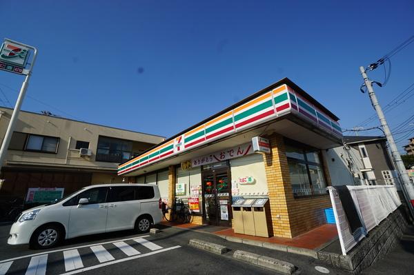 セブンイレブン阪急山田駅前店：840m