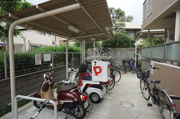 ファミーユ千里山西 駐車場