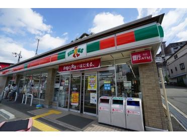 ファミリーマート阪急千里山駅前店：403m