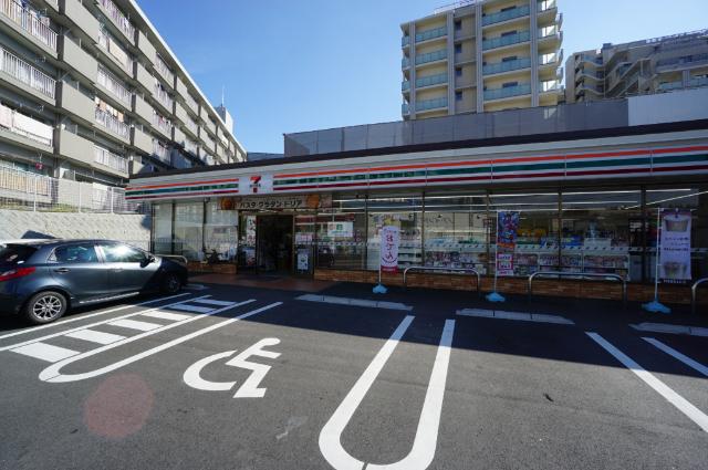セブンイレブン吹田千里山西6丁目店：298m