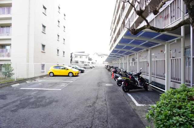 千里山東スカイハイツ 駐車場