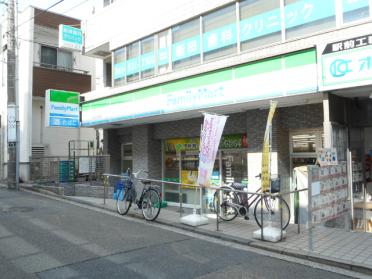 ファミリーマート大倉山駅前店：216m