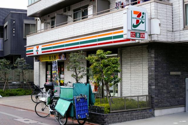 セブンイレブン京急ST梅屋敷店：273m