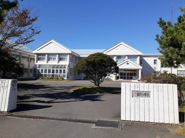 錦岡小学校：1091m
