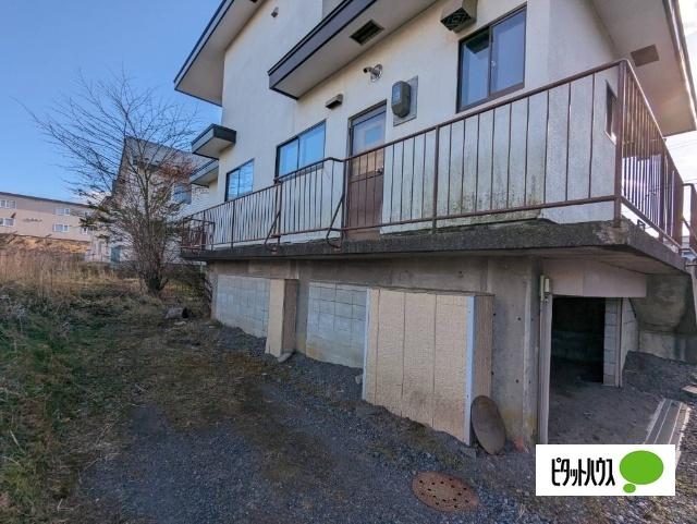 鶴ヶ岱2-5貸家（1） 駐車場