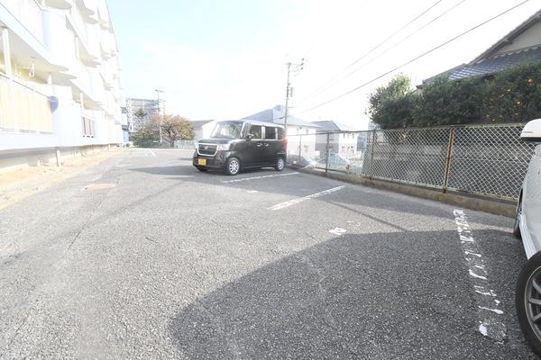 ユートピア葛原 駐車場