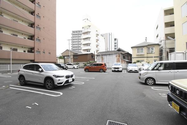 レジェンド砂津 駐車場