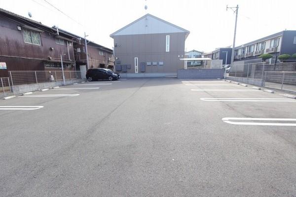 トレス日明壱番館 駐車場