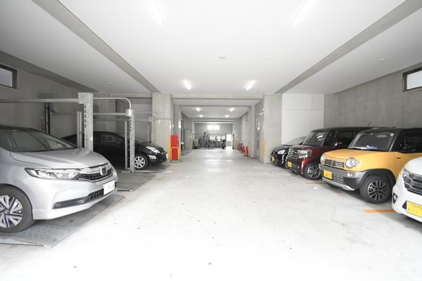 デザイナープリンセス７７ 駐車場