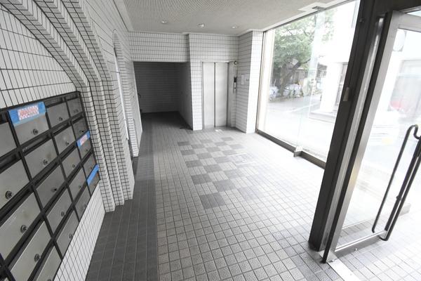 足立興産ビル エントランス