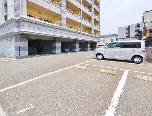 ニューリバー三萩野 駐車場