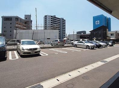 フェリシエ三萩野 駐車場
