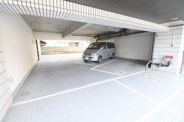 セゾン片野公園前 駐車場