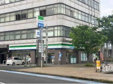 ファミリーマートJR西小倉駅前店：215m