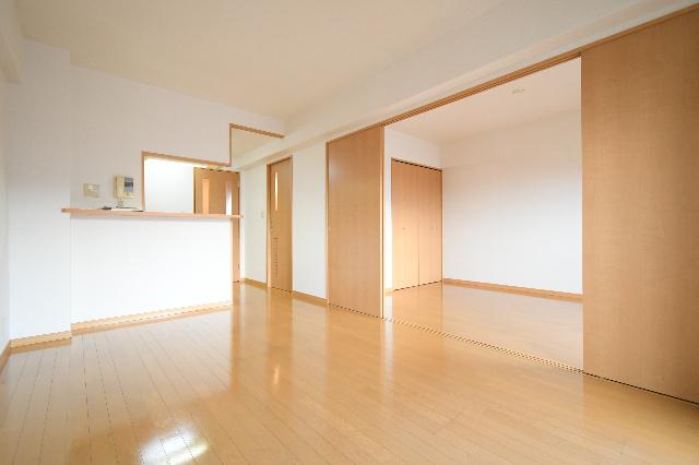 ニューシティアパートメンツ南小倉Ⅱ リビング