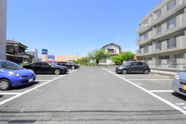 シュロス若園 駐車場