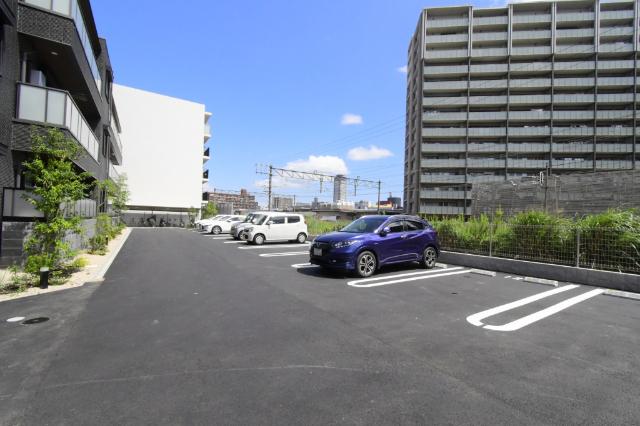 シャーメゾンステージ青葉 駐車場