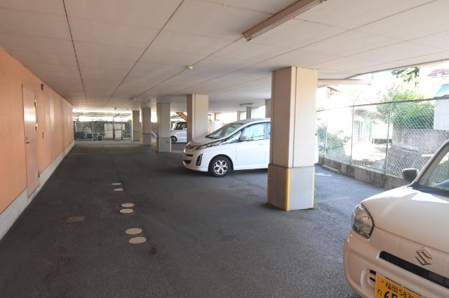 グローリー足立 駐車場