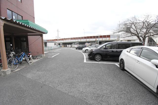 グランドハイツ湯川 駐車場