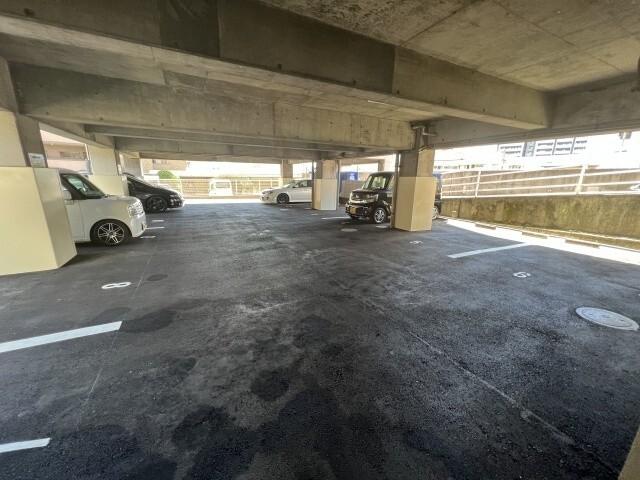 メゾンひらの 駐車場