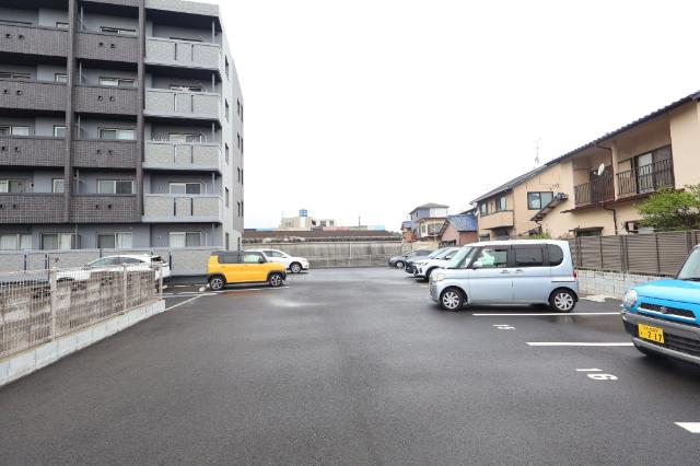 KIRA　YAESU 駐車場