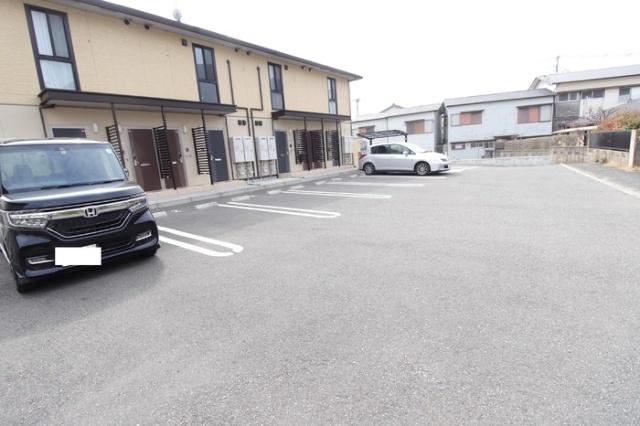 北九州市小倉南区葛原本町アパート 駐車場