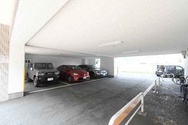 ハニーハイツ三萩野 駐車場