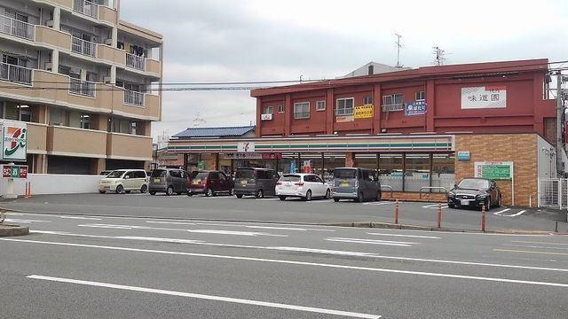 セブンイレブン小倉神岳2丁目店：365m