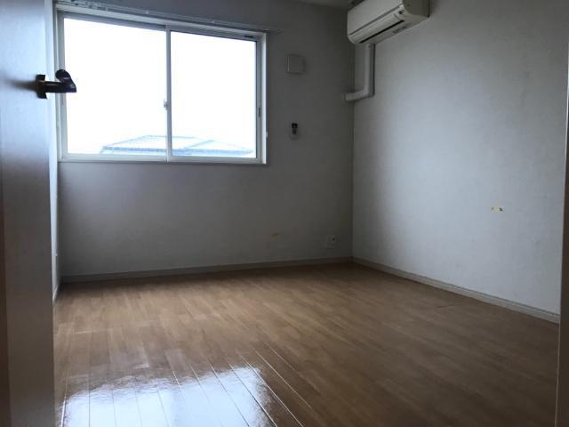 クリスタル・ヤモト 部屋画像