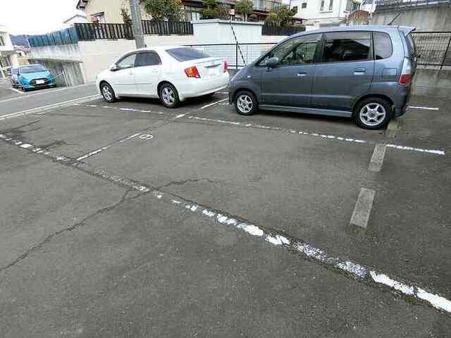 ハイネス悠（201） 駐車場