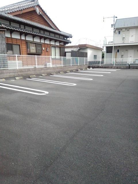 エレガンシア（201） 駐車場