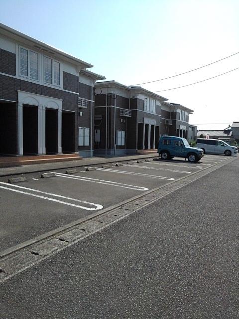 メゾンブリーズＡ棟（203） 駐車場