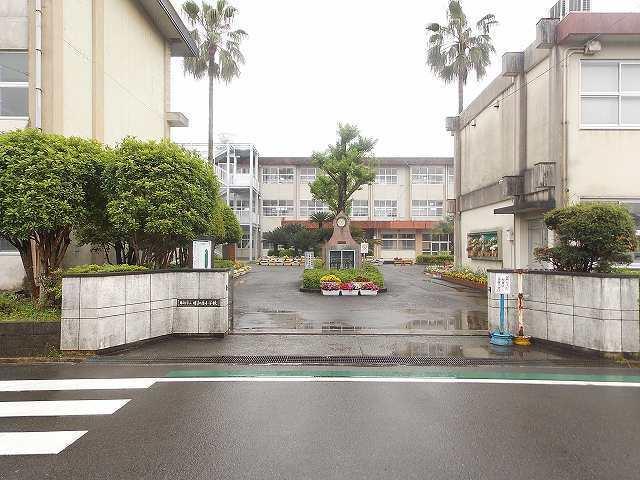 日知屋東小学校：500m