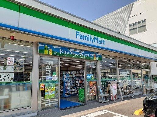 ファミリーマート卸本町店：900m