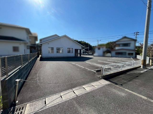 平原町4丁目1498-5　診療所跡（土地・建物） 駐車場