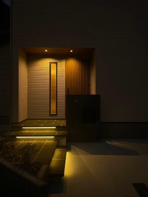 夜は間接照明で温かく足元を照らします