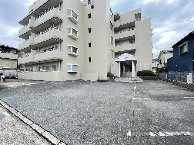 壱番館（306SL） 駐車場