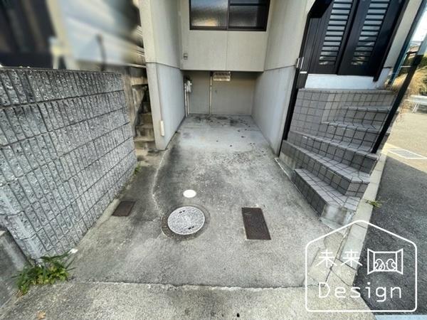 宇治市伊勢田町砂田　収益中古戸建 駐車場