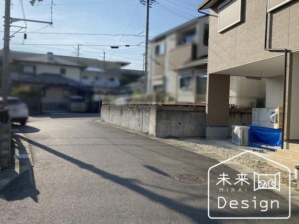 京田辺市三山木越前　4号地　中古戸建住宅 前面道路含む現地写真