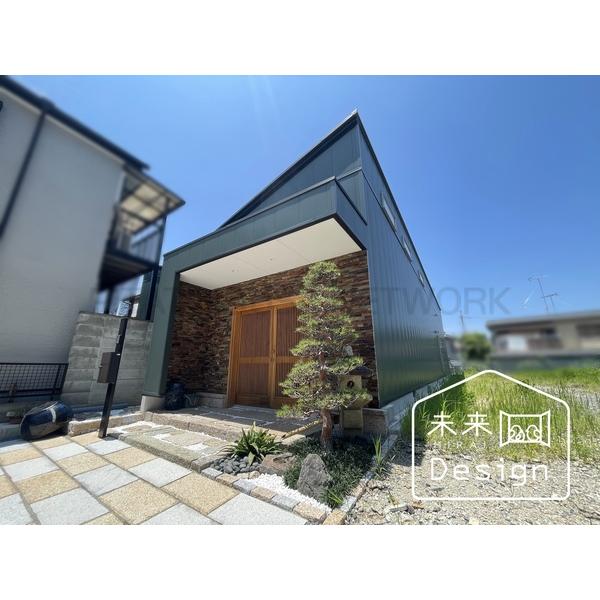 鉄骨造で建築されており、母屋105.13㎡の他離れ23.40㎡の建物が建築されております♪