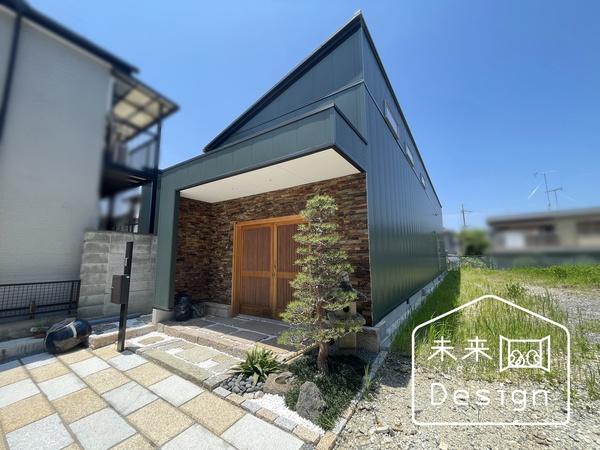 鉄骨造の平屋です♪全ての居室やリビングの陽当り・通風良好な間取りになっています♪
