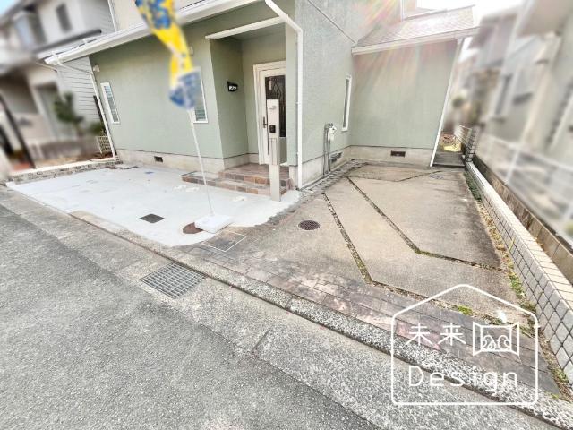 京田辺市花住坂3丁目　中古戸建住宅 駐車場