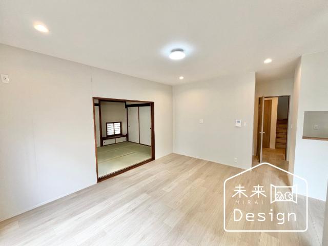京田辺市花住坂3丁目　中古戸建住宅 リビング