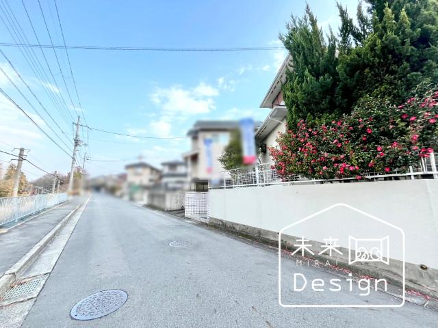京田辺市花住坂3丁目　中古戸建住宅 前面道路含む現地写真